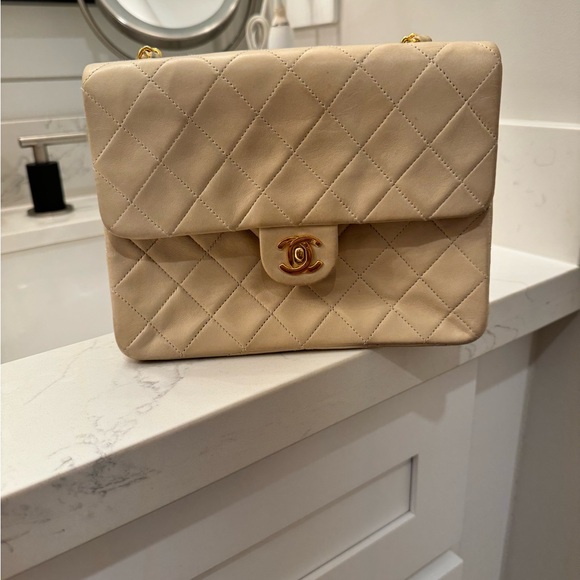 Chanel vintage handbag with chain strap. - Picture 9 of 14